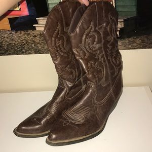 Softly used cowboy boots! #STAGECOACHBOUND